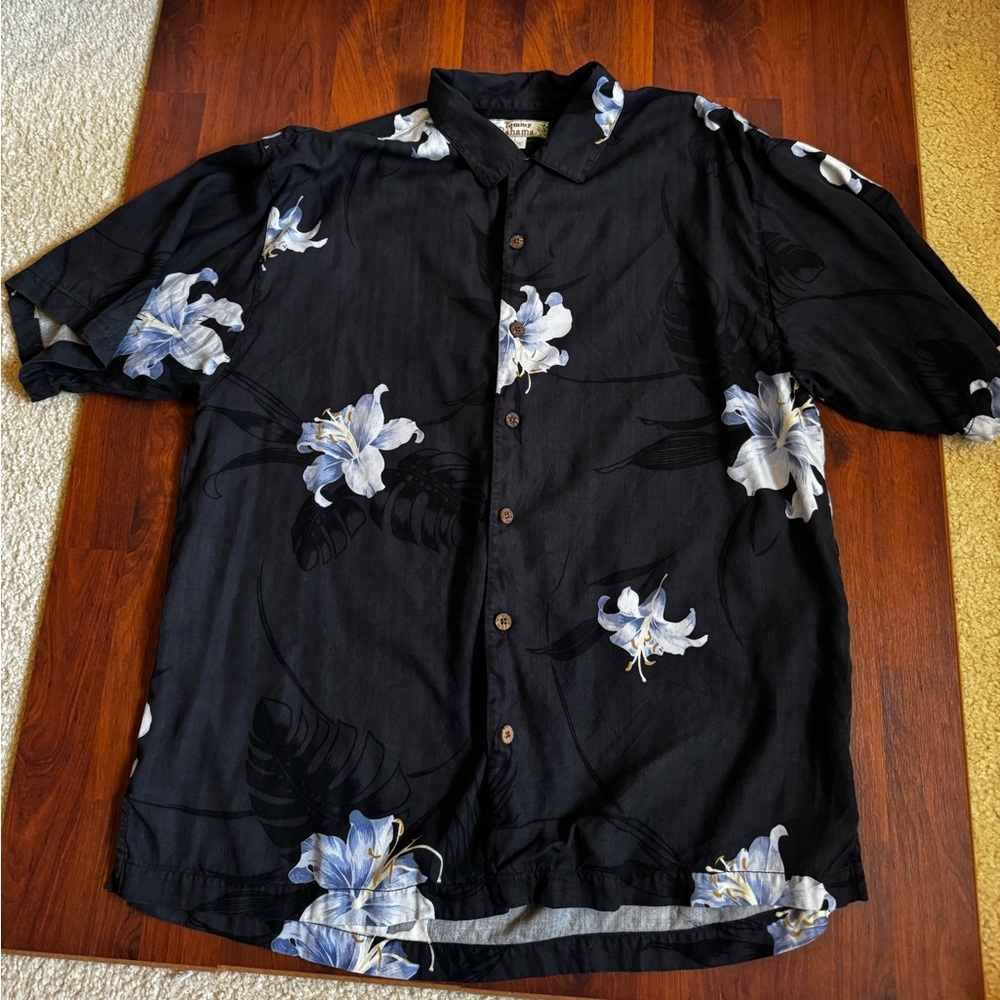 Vintage 1990’s Tommy Bahama silk  Floral Button-Up Shirt Size Large